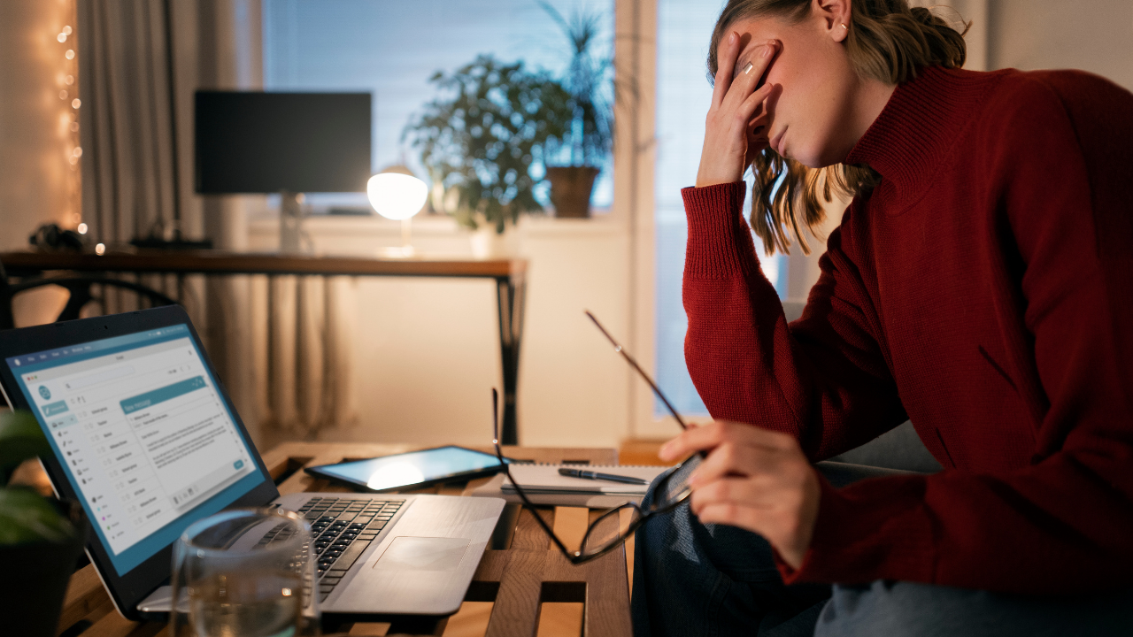 Salarié travaillant tard en burn out 