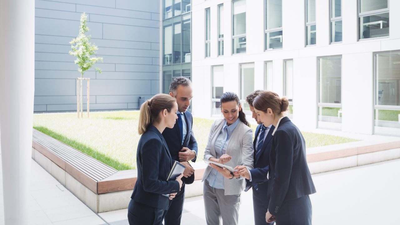 Collaborateur qui serre la main au DRH