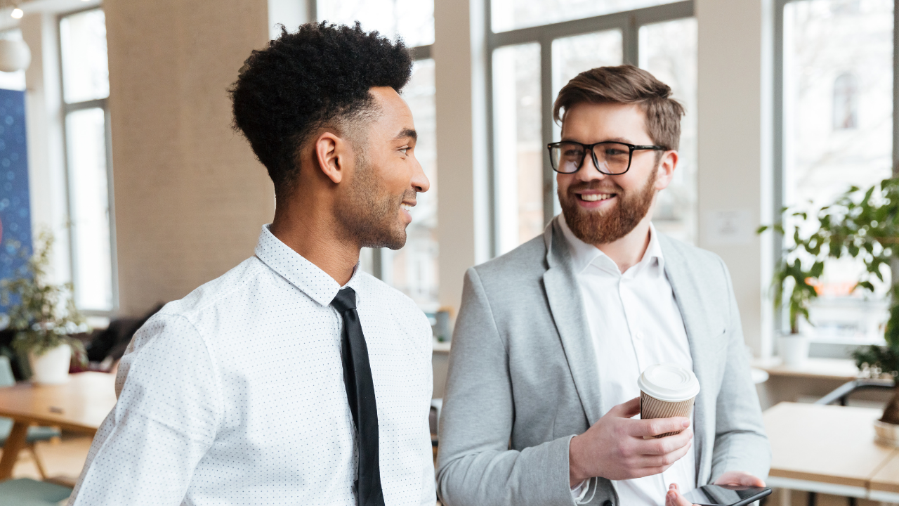 Collaborateur qui serre la main au DRH
