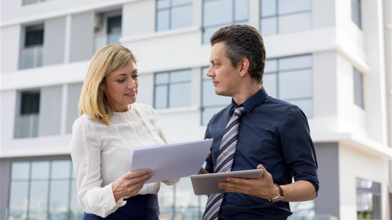 Collaborateur qui serre la main au DRH
