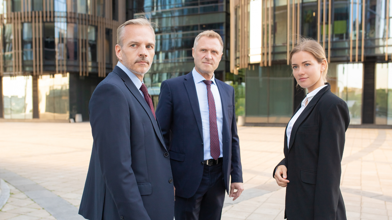 Deux collaborateurs qui discutent