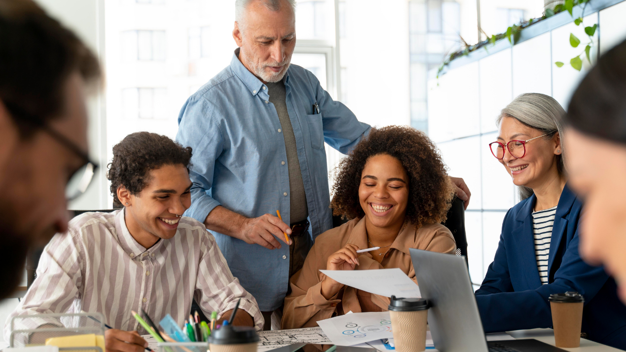 Collaborateur qui serre la main au DRH
