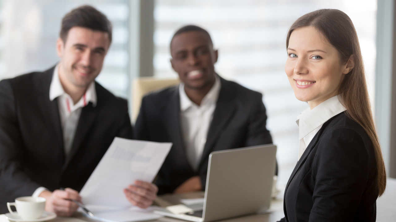 Collaborateur qui serre la main au DRH