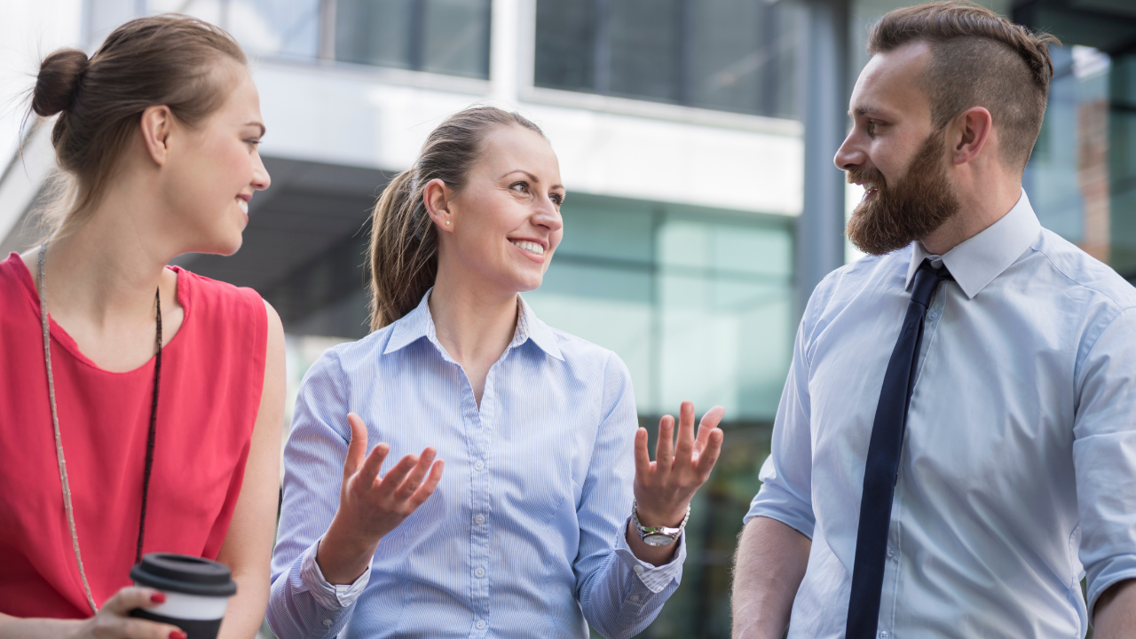 Groupe de salariés qui discutent en extérieur