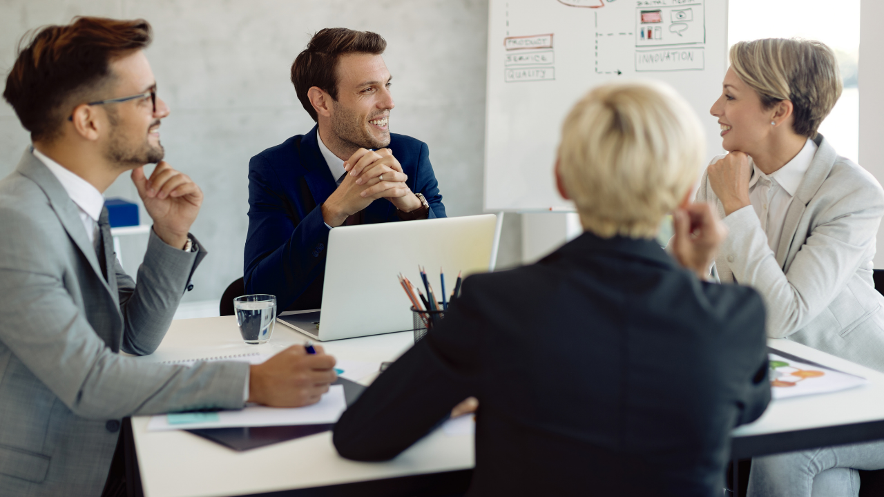 Collaborateur qui serre la main au DRH