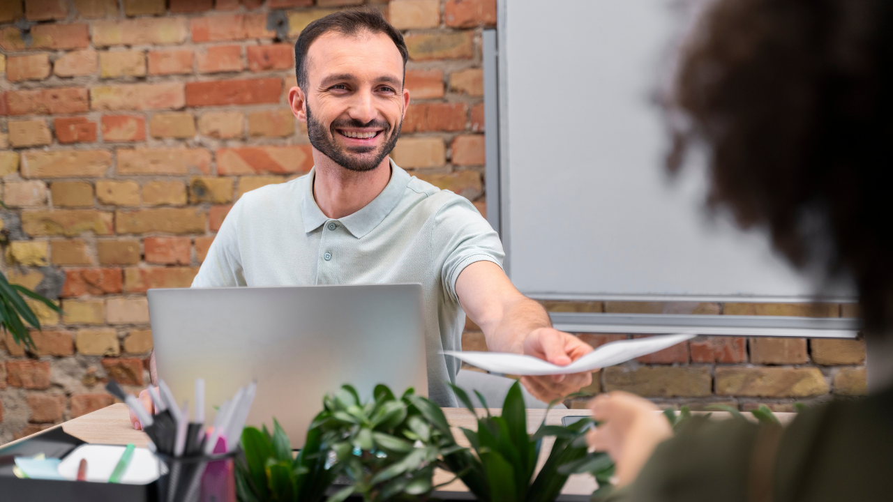 Collaborateur qui serre la main au DRH