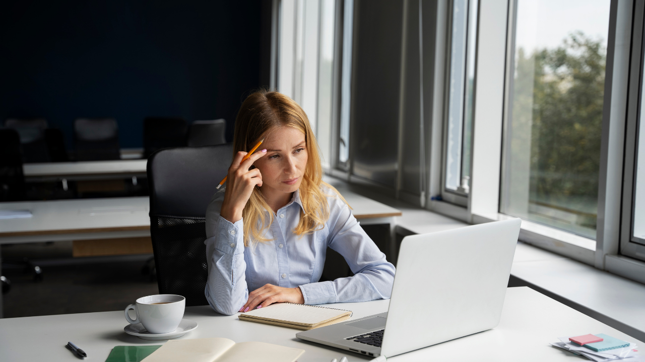 Collaborateur qui serre la main au DRH