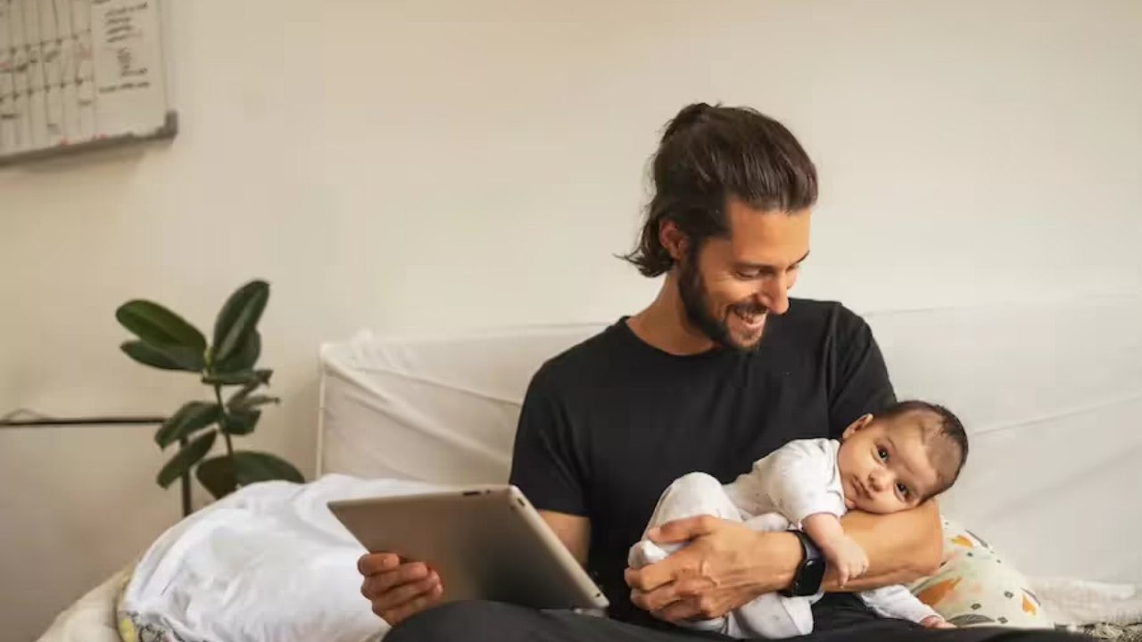 Collaborateur qui serre la main au DRH
