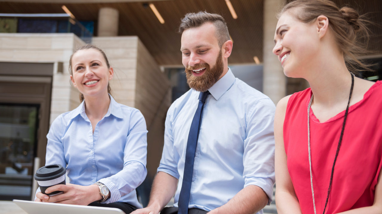 Salariés qui renforcent leurs lien d'entreprise