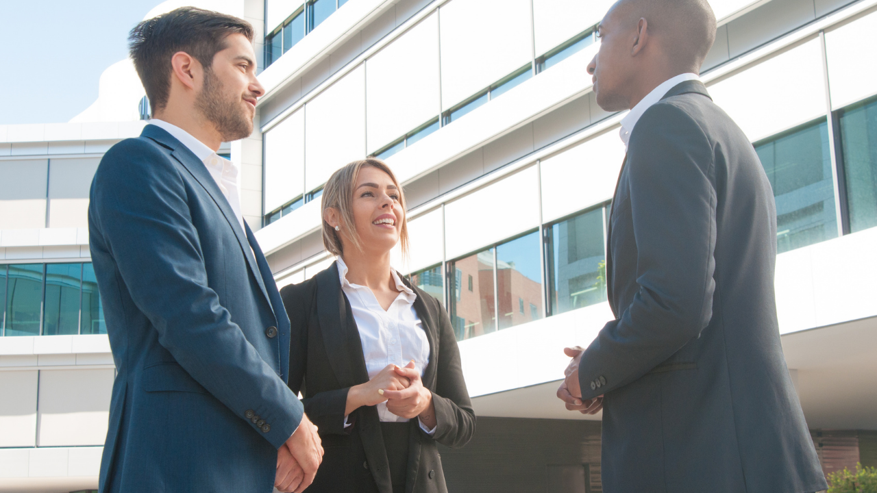 Investisseurs immobiliers qui discutent sur la vacance locative