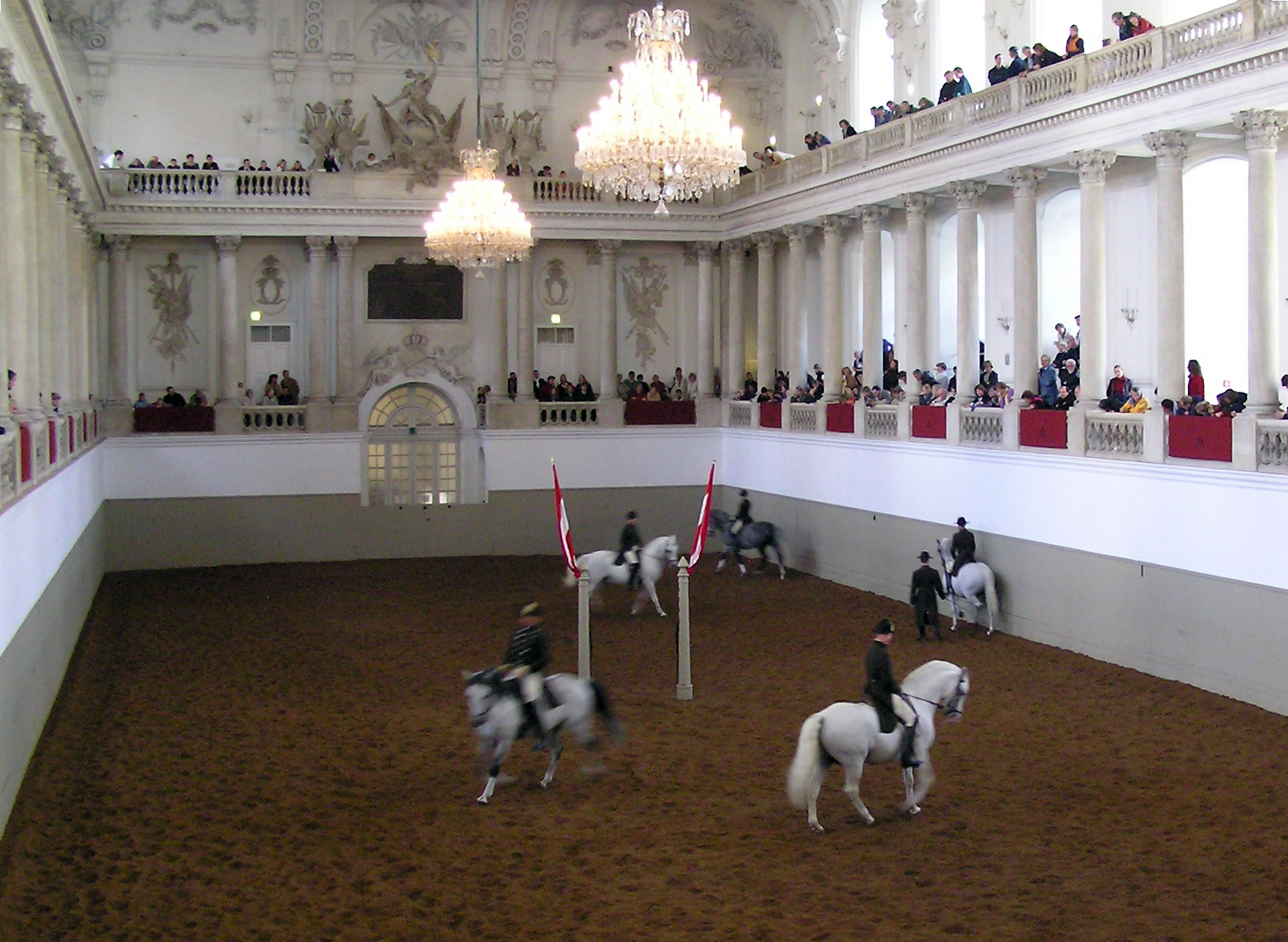 Školní zájezd do Vídně - Vídeňská Španělská jezdecká škola, By sparre - File:Spanische Hofreitschule3, Vienna.jpg (cropped), CC BY-SA 3.0, https://commons.wikimedia.org/w/index.php?curid=28916681