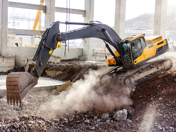 standard excavator traversing an incline at new construction jobsite