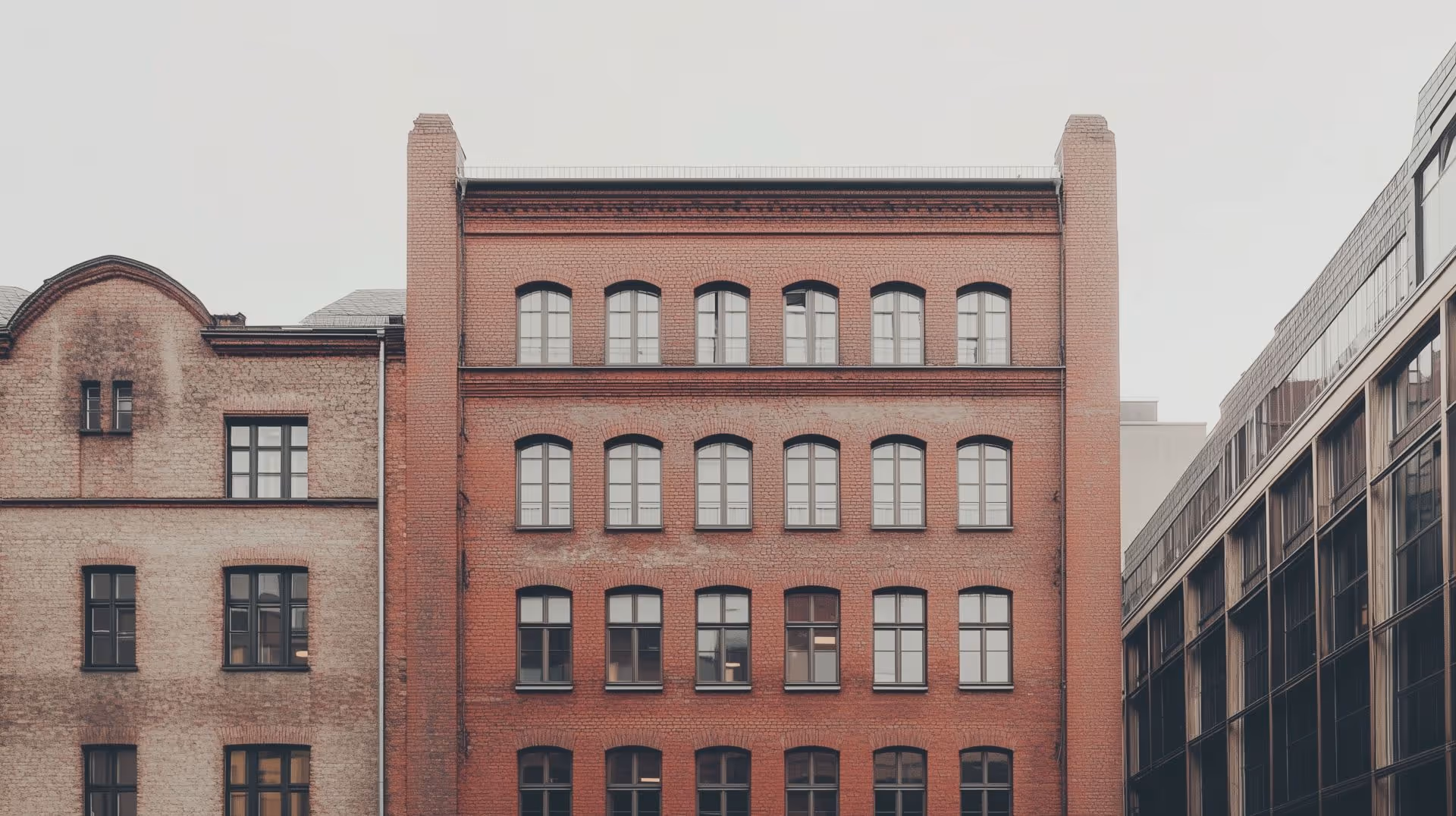 Ehemalige Backsteinfabrik mit Rundbogenfenstern – Loft­entwicklung & Revitalisierung von Industriearchitektur in Hamburg.