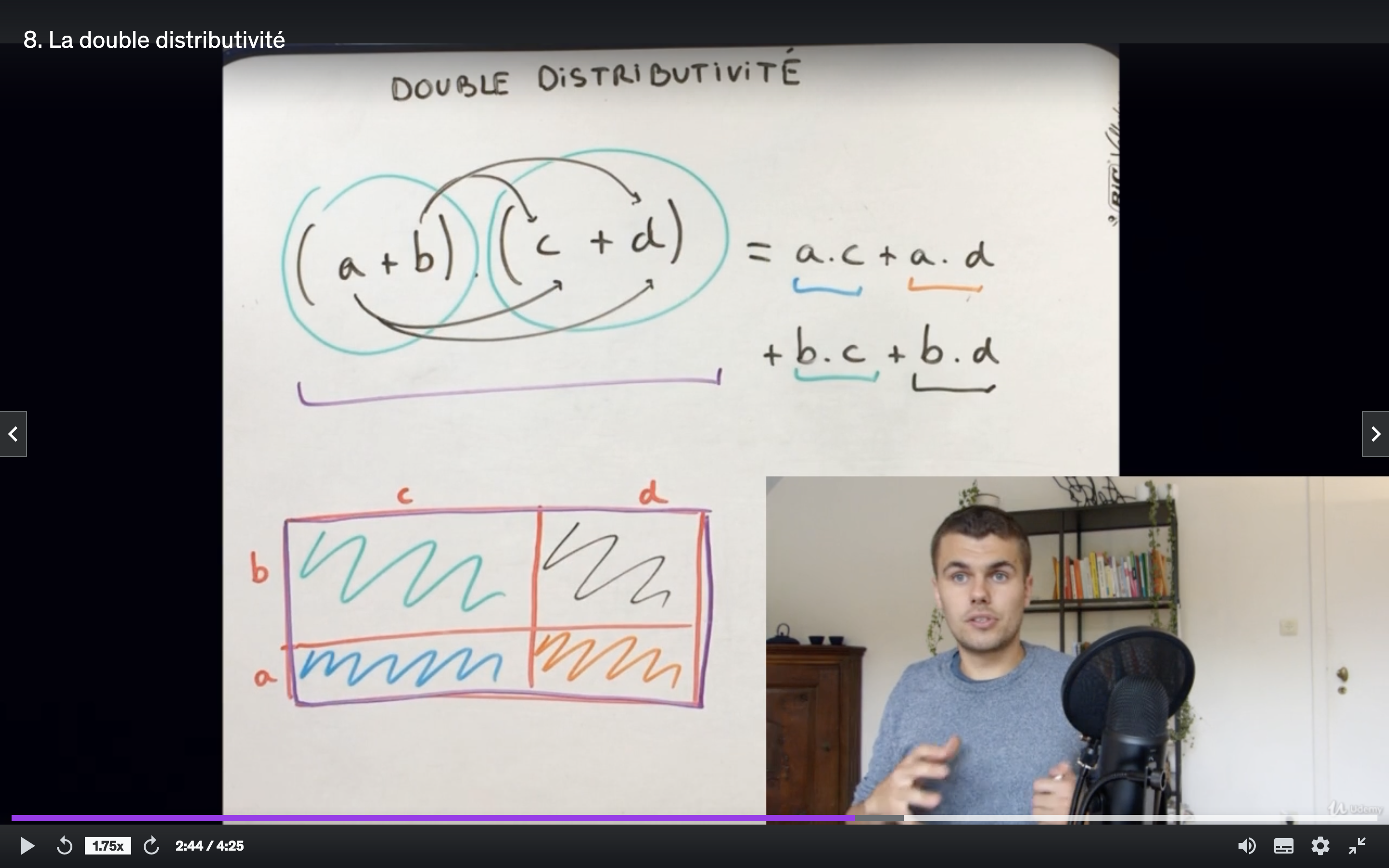 Louis explique la double distributivité dans son cours d'algèbre sur Udemy