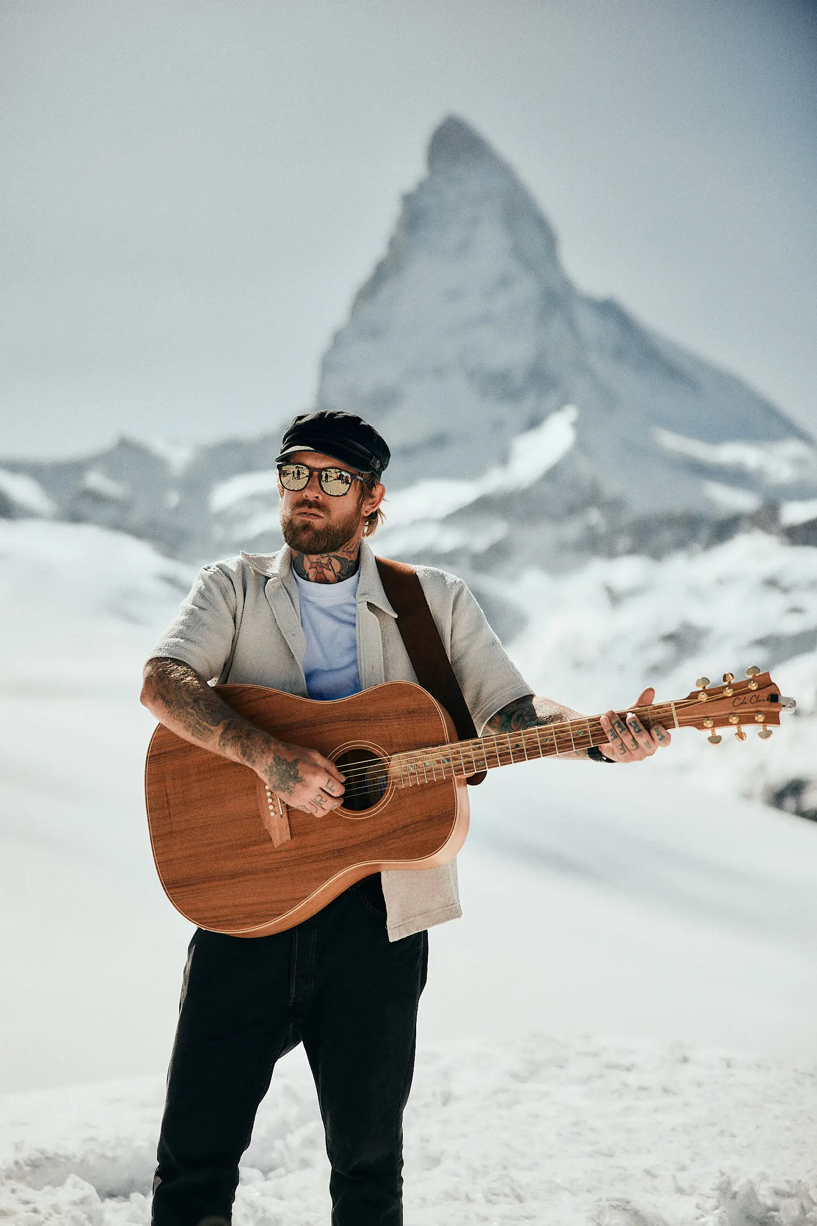 Harrison Storm and Salt Tree performing live on acoustic stage at Zermatt Unplugged, photography by Simeon Wälti based in Zurich
