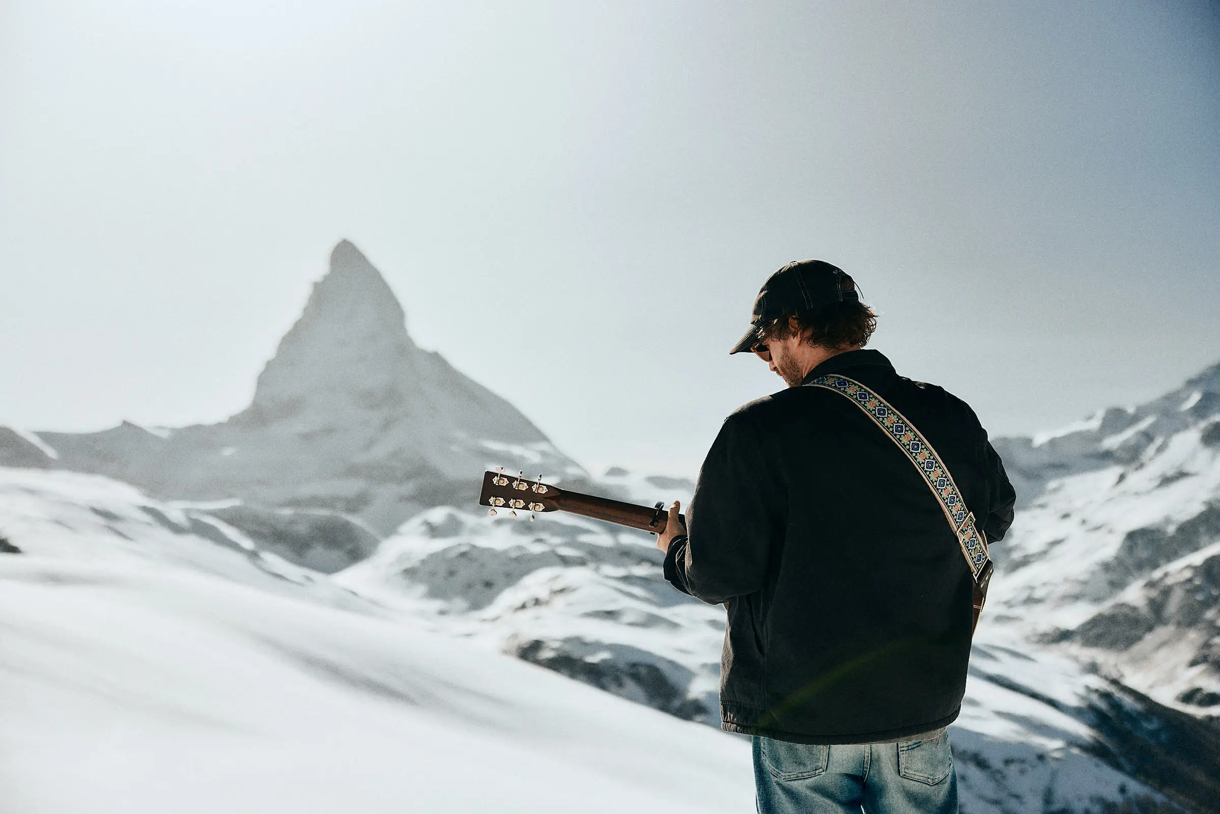 Harrison Storm and Salt Tree performing live on acoustic stage at Zermatt Unplugged, photography by Simeon Wälti based in Zurich