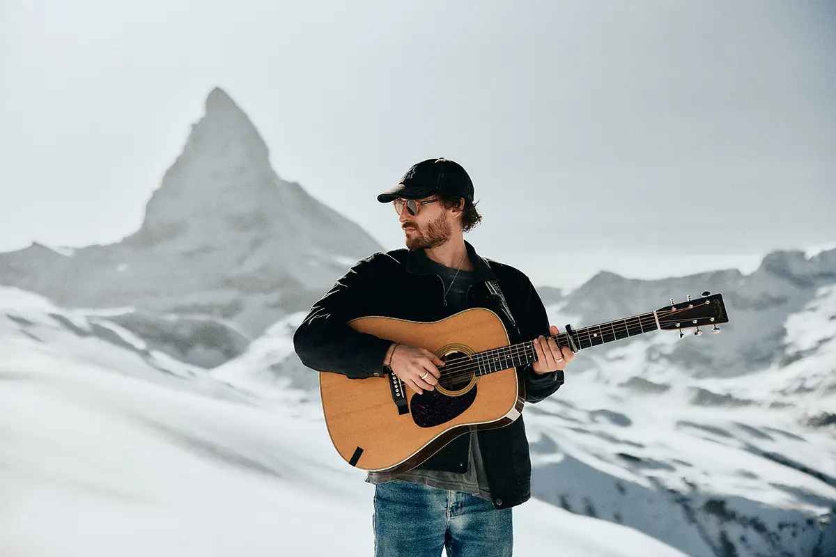 Harrison Storm and Salt Tree performing live on acoustic stage at Zermatt Unplugged, photography by Simeon Wälti based in Zurich