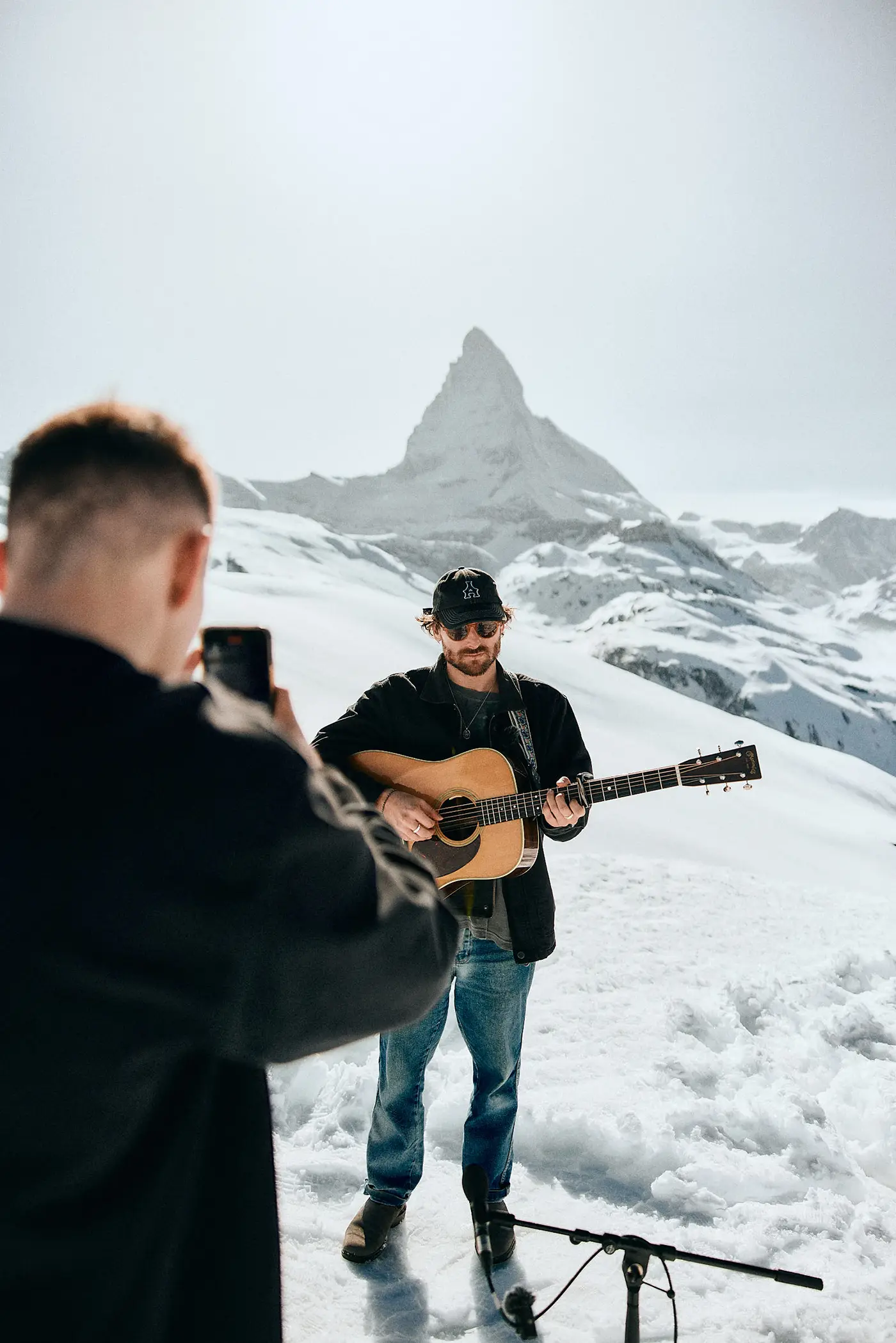 Harrison Storm and Salt Tree performing live on acoustic stage at Zermatt Unplugged, photography by Simeon Wälti based in Zurich
