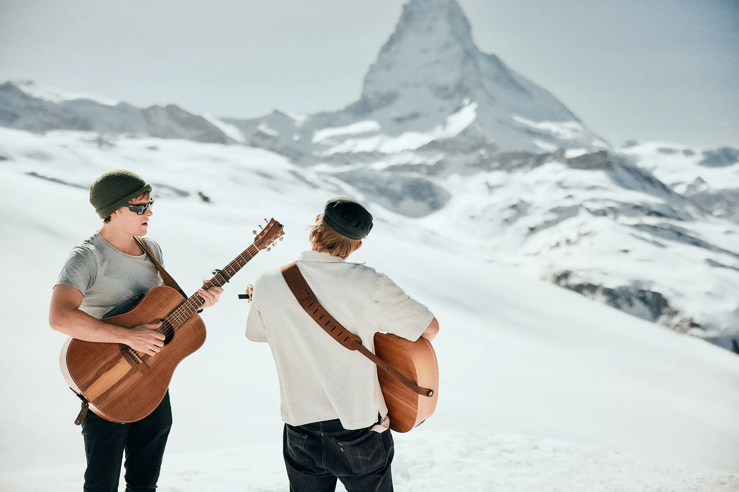 Harrison Storm and Salt Tree performing live on acoustic stage at Zermatt Unplugged, photography by Simeon Wälti based in Zurich