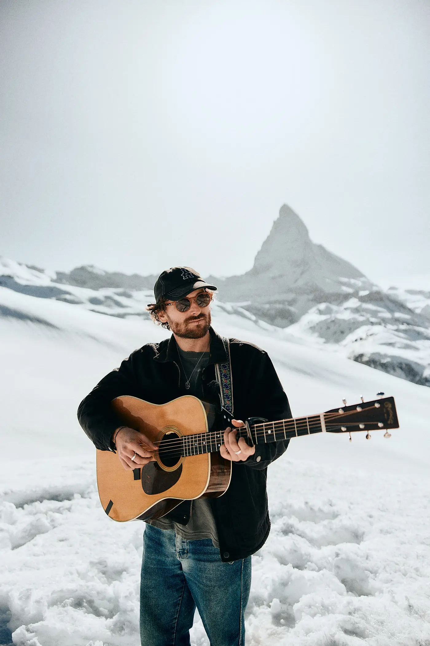 Harrison Storm and Salt Tree performing live on acoustic stage at Zermatt Unplugged, photography by Simeon Wälti based in Zurich