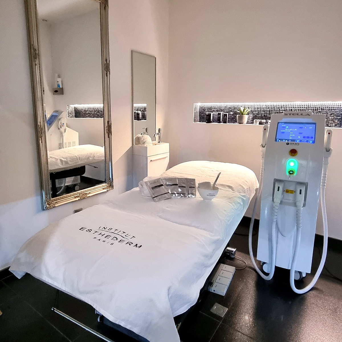 Une table d'épilation dans notre institut Secret de Beauté Le Mans