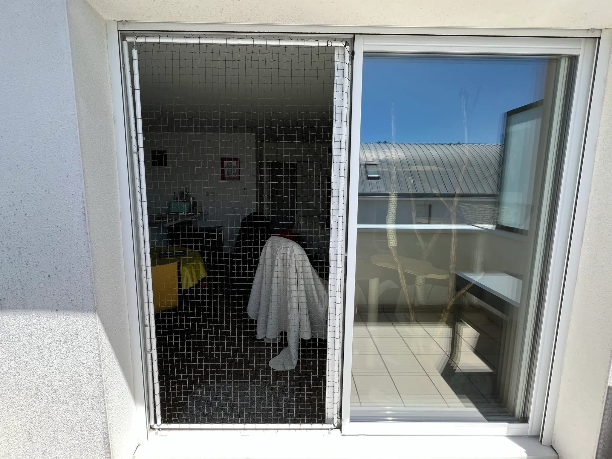 Baie vitrée sécurisée avec cadre et filet de protection pour chat