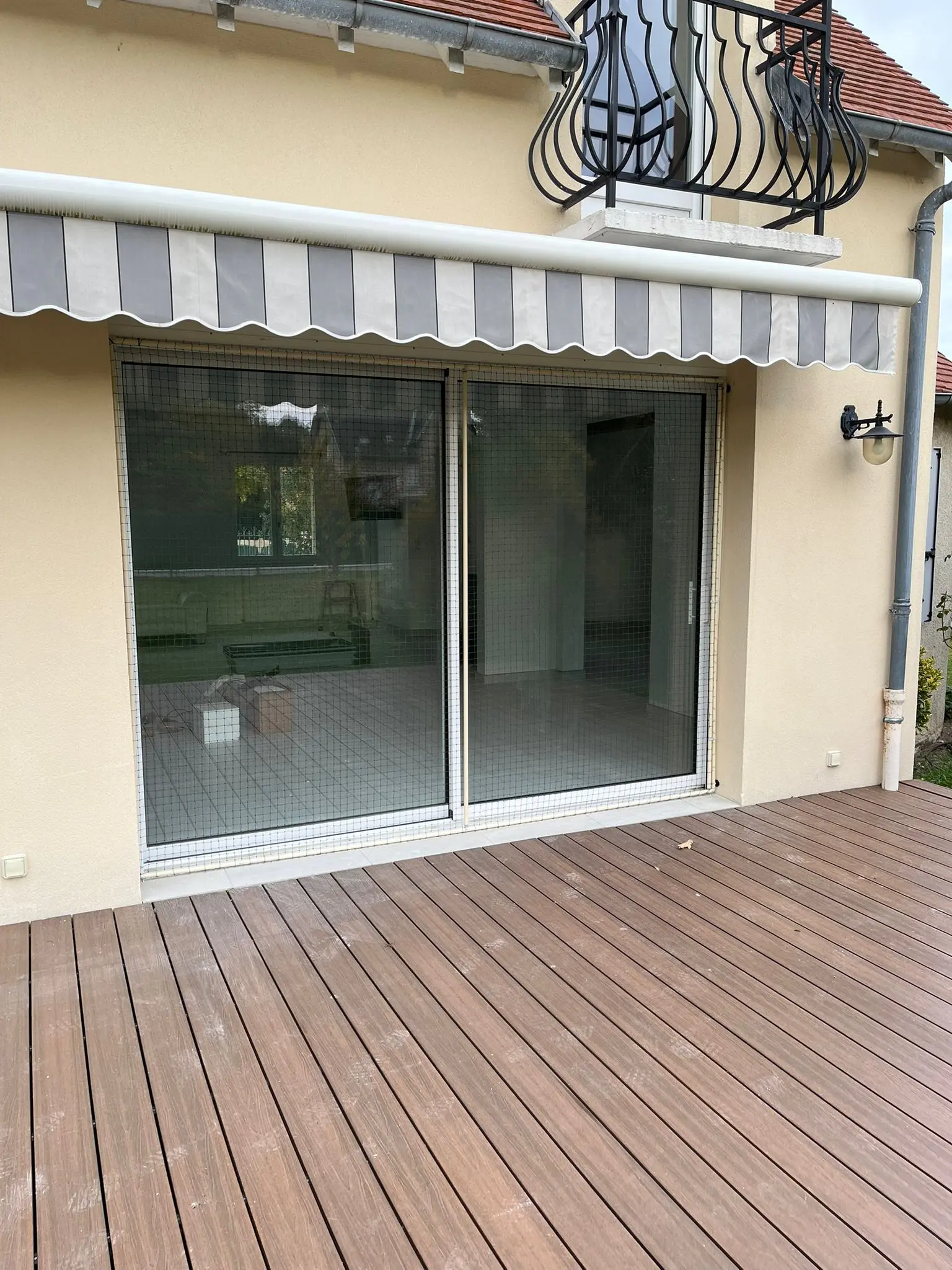 Installation d’un filet de sécurité avec cadre sur baie vitrée