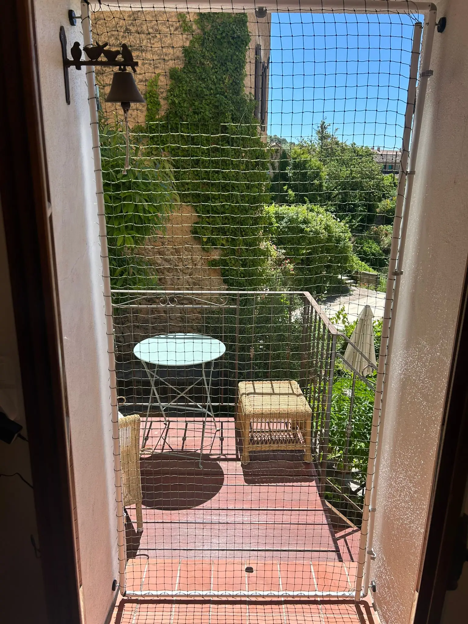 Cadre aluminium avec filet installé sur une porte pour chat