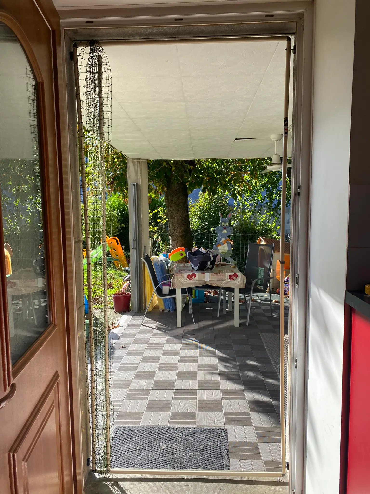 Cadre sans perçage avec filet de protection ouvrant pour chat