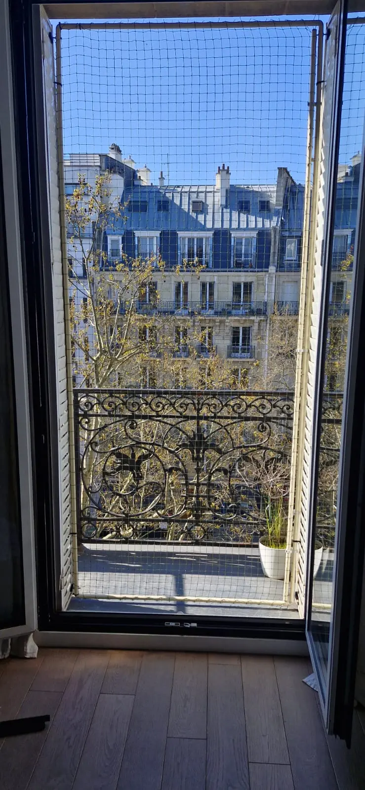 Porte-fenêtre anti-chute pour chat