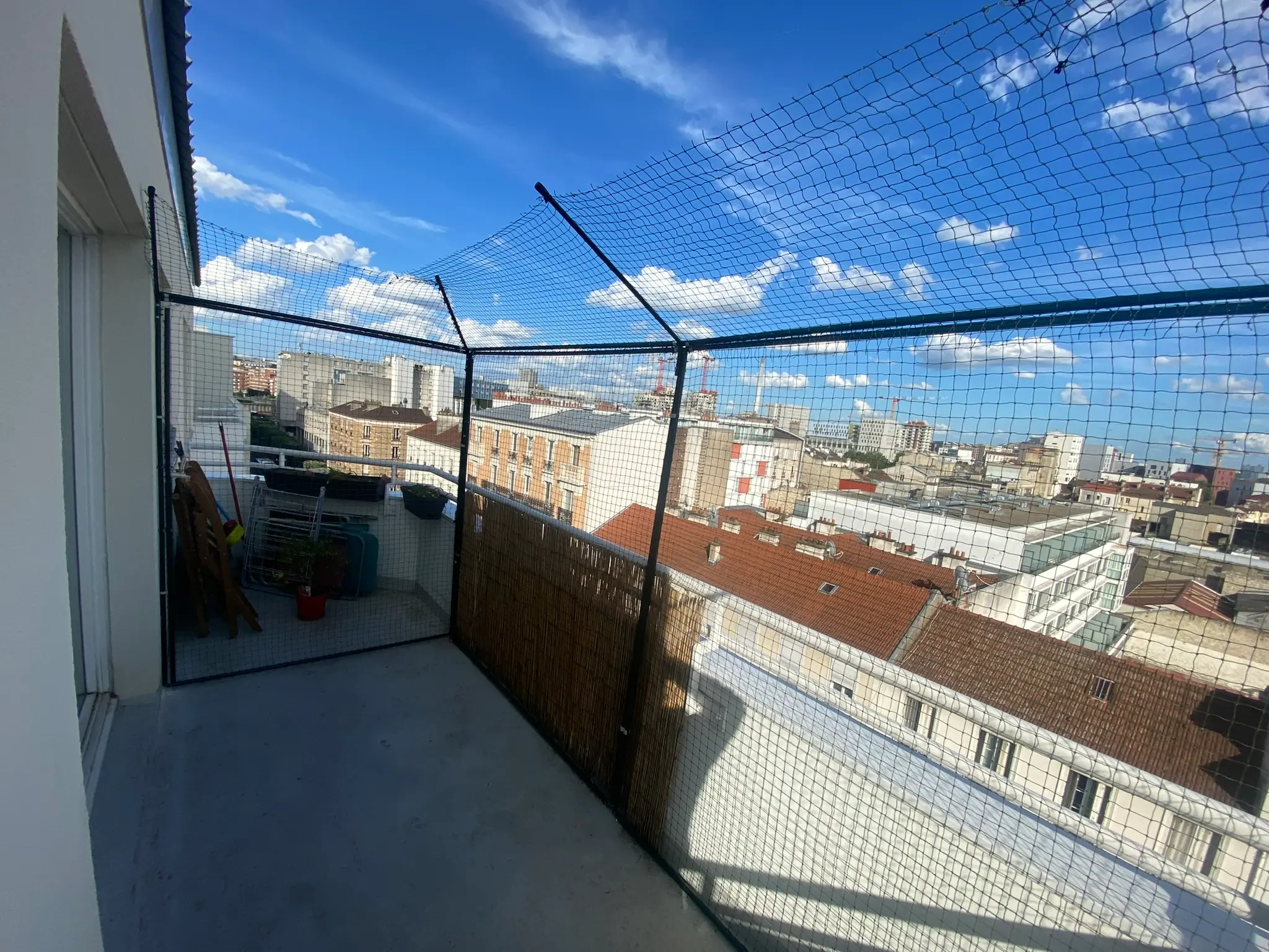 Balcon sécurisé pour chat avec cadre aluminium et bavolets anti-chute