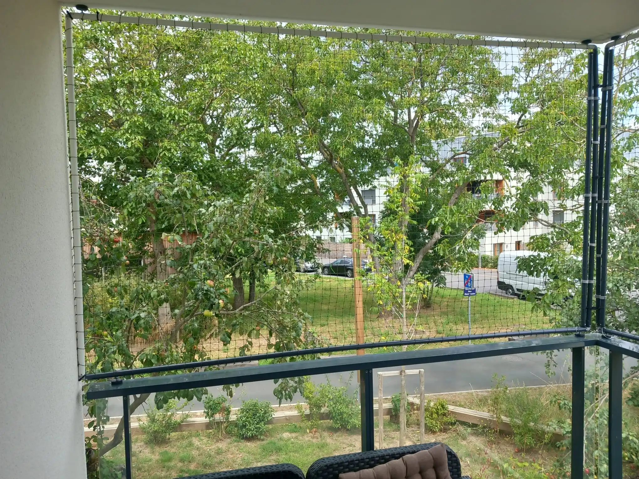 Balcon sécurisé avec cadre aluminium et filet renforcé pour chat sans perçage
