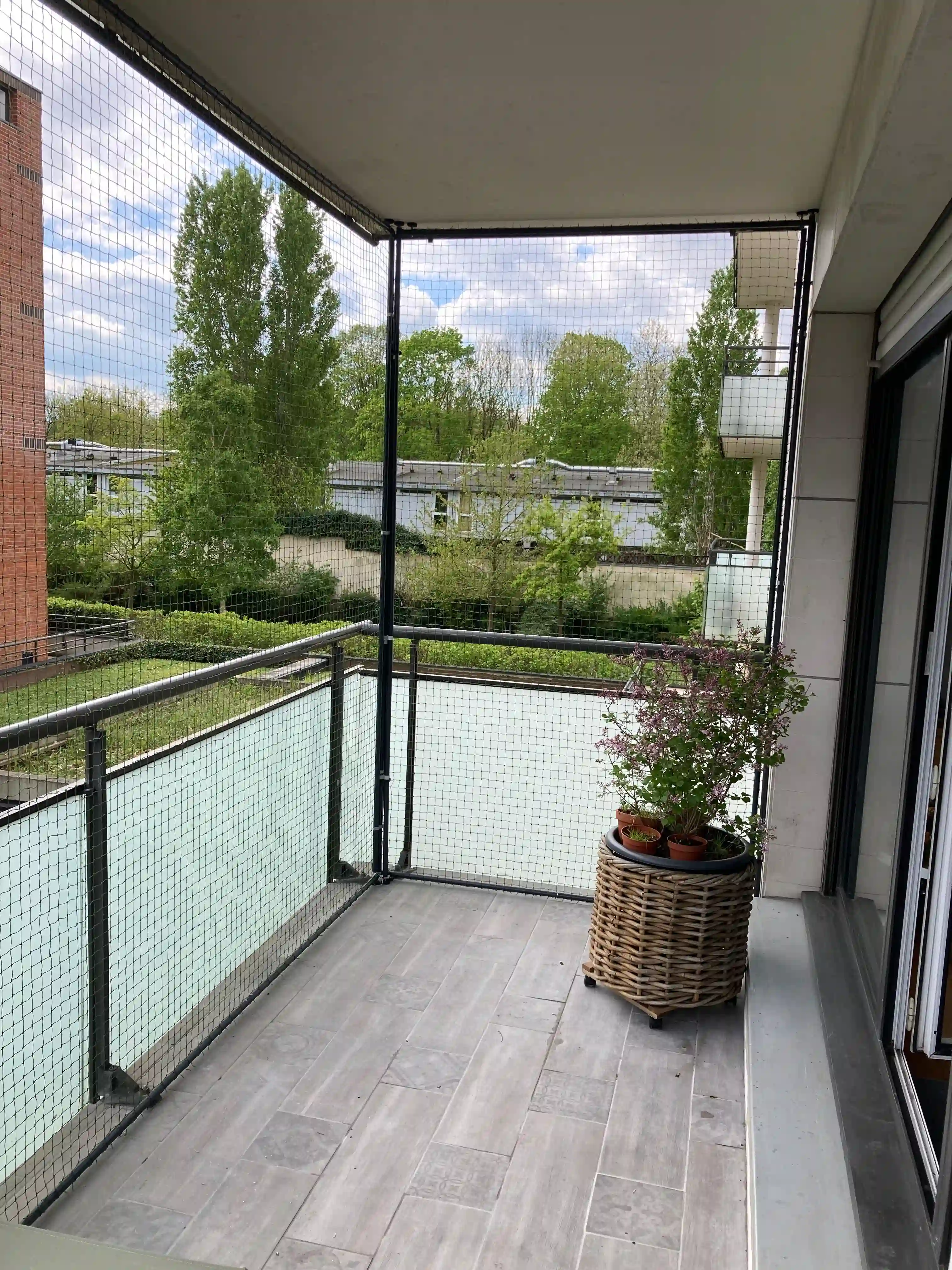 Protection de balcon pour chat avec cadre discret et filet de sécurité