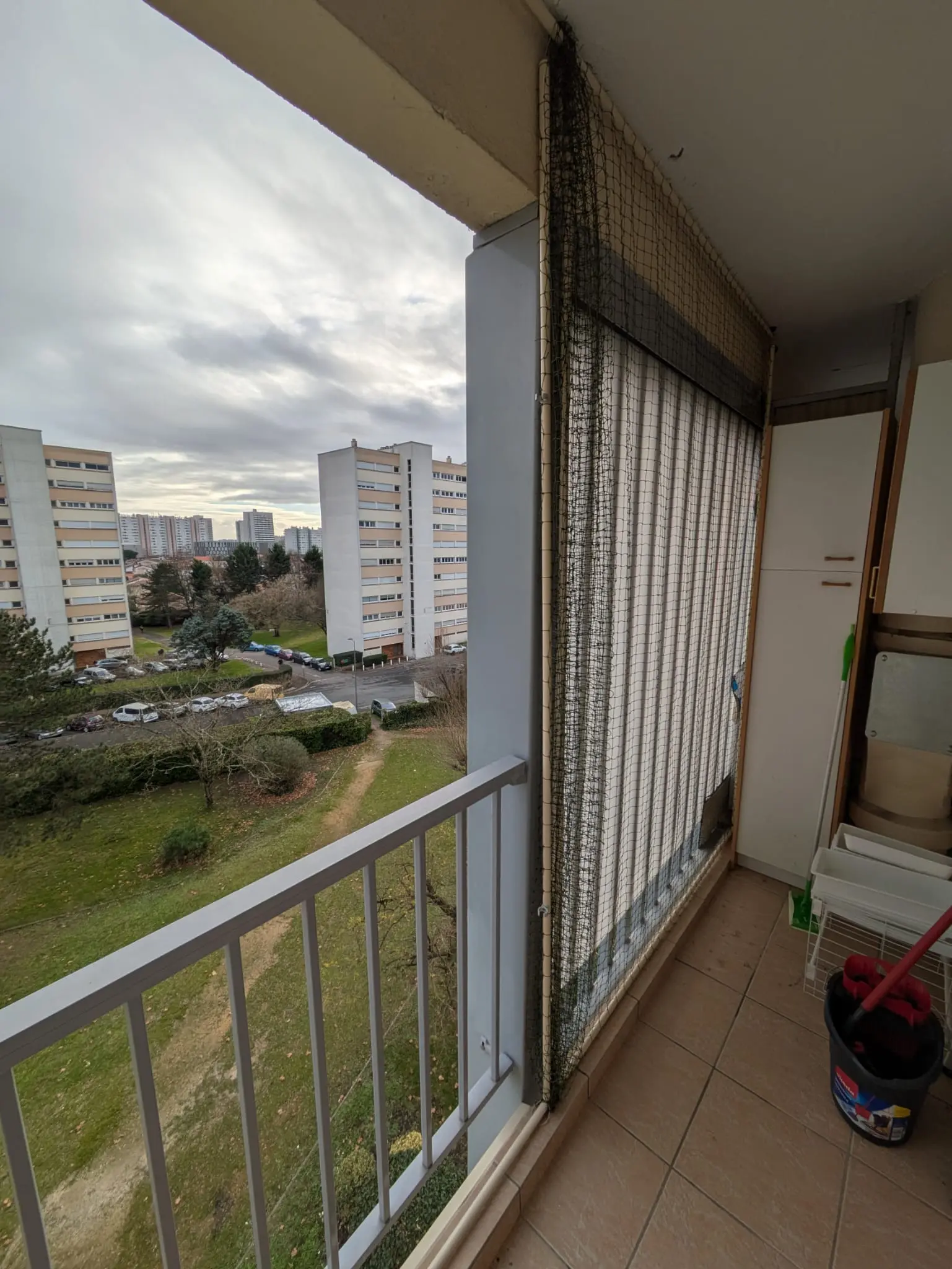 Filet de protection pour chat installé sur balcon avec cadre aluminium discret