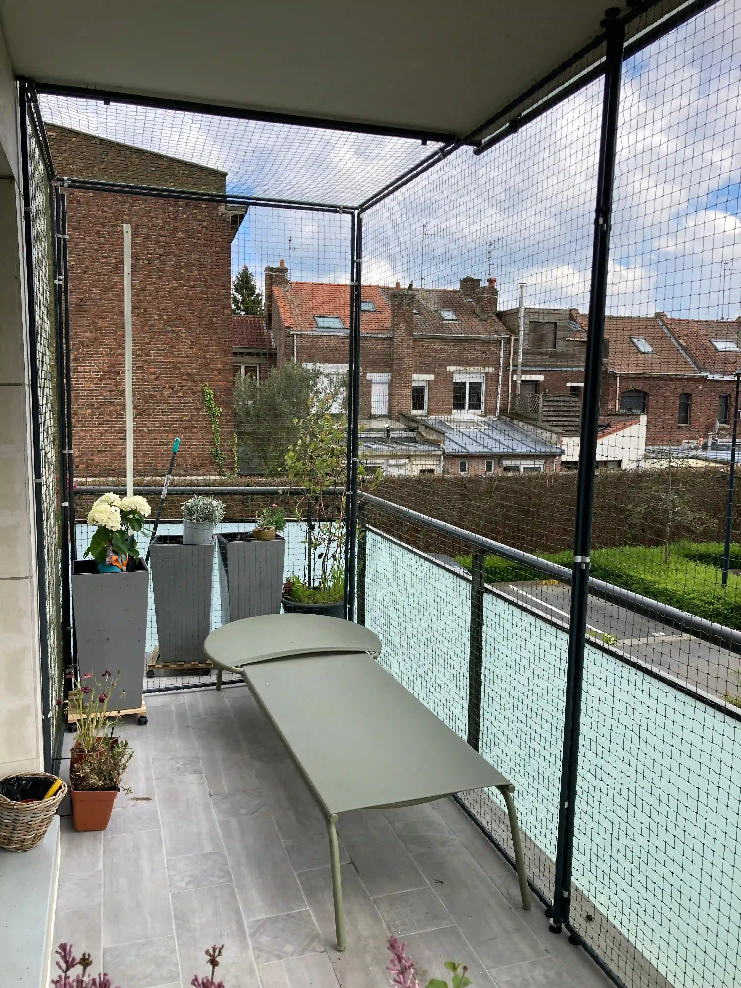 Cadre avec filet anti chute pour sécuriser un balcon pour chat