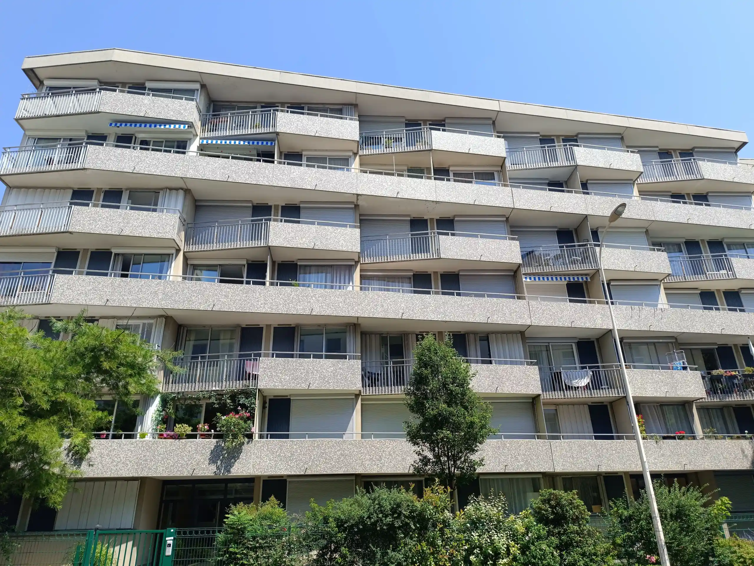 Balcon terrasse sécurisé avec cadre et filet de protection pour chat