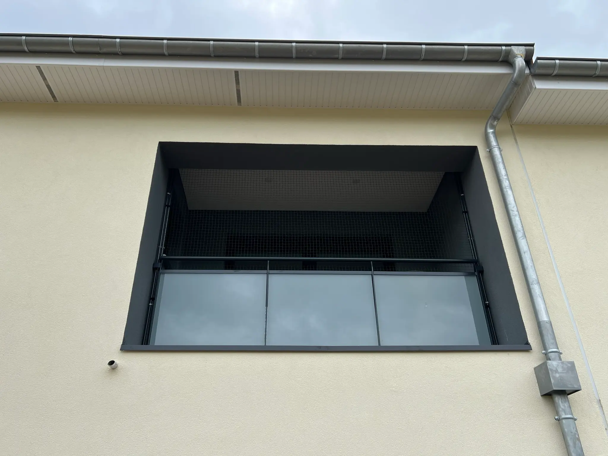 Loggia d’immeuble équipé d’un cadre avec filet de sécurité pour chat