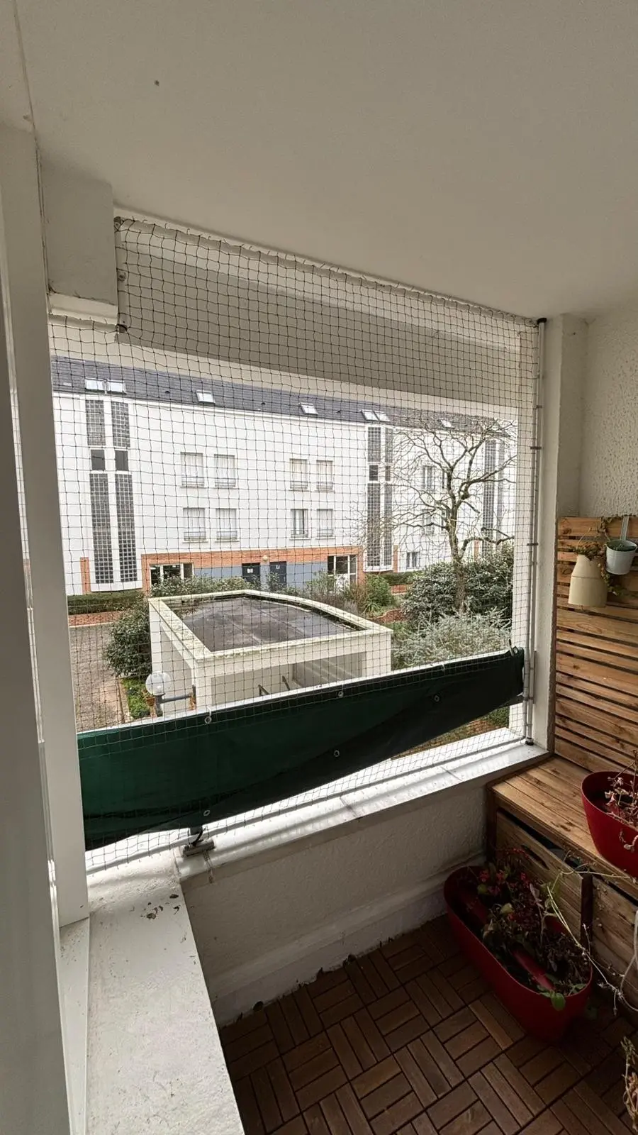 Balcon protégé pour chat avec cadre aluminium blanc et filet
