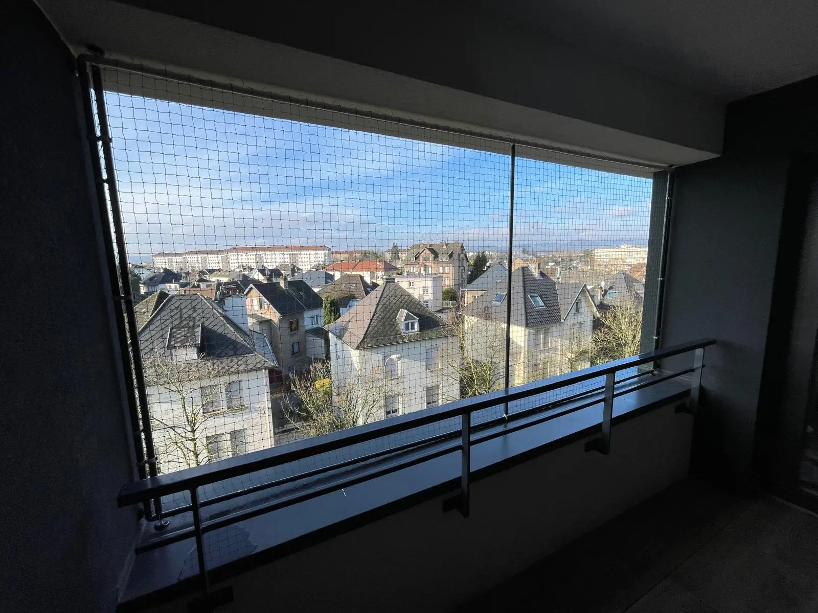 Filet de protection en hauteur pour sécuriser un balcon pour chat