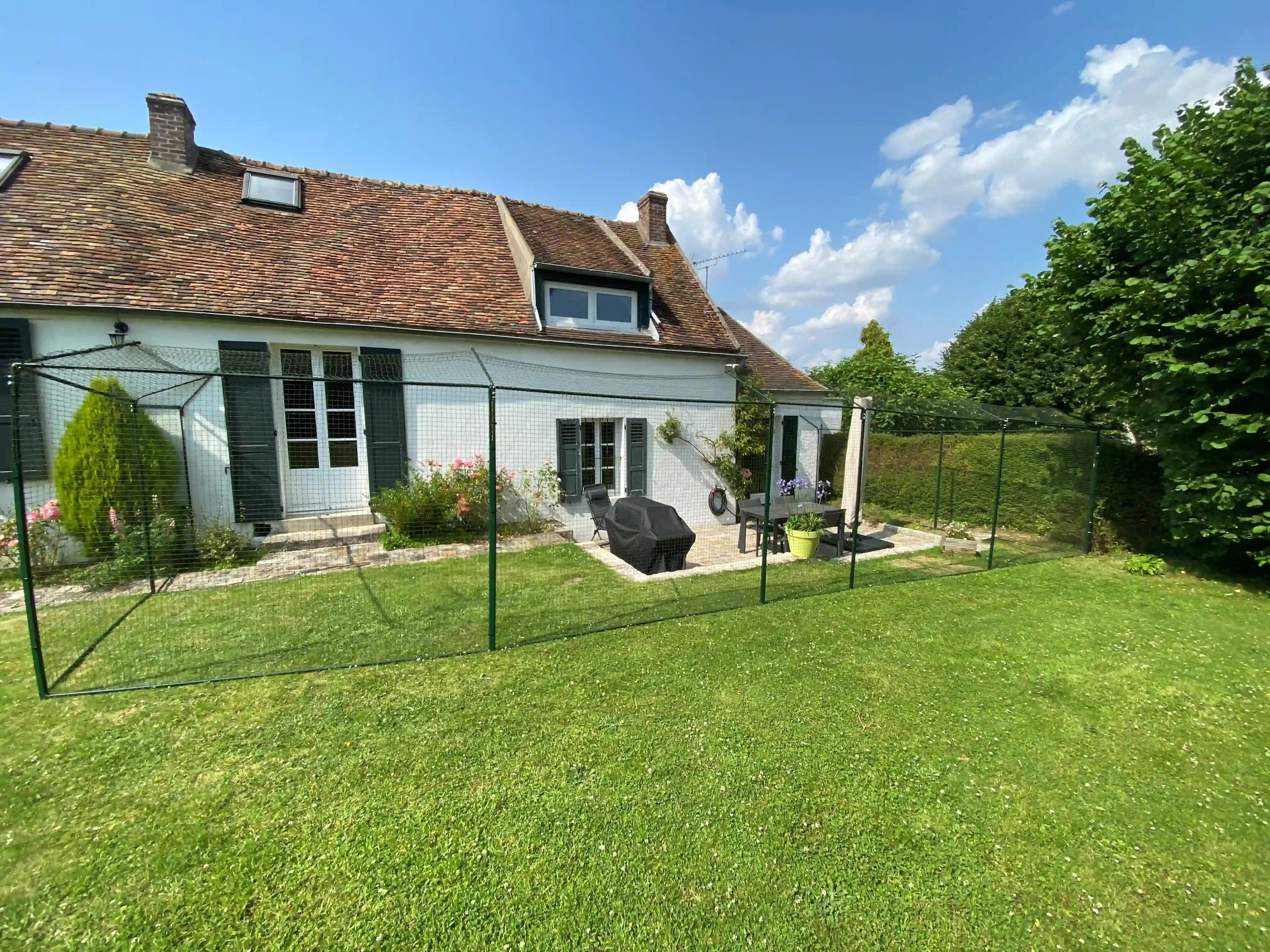 Enclos extérieur pour chat dans un jardin avec cadres aluminium et filet