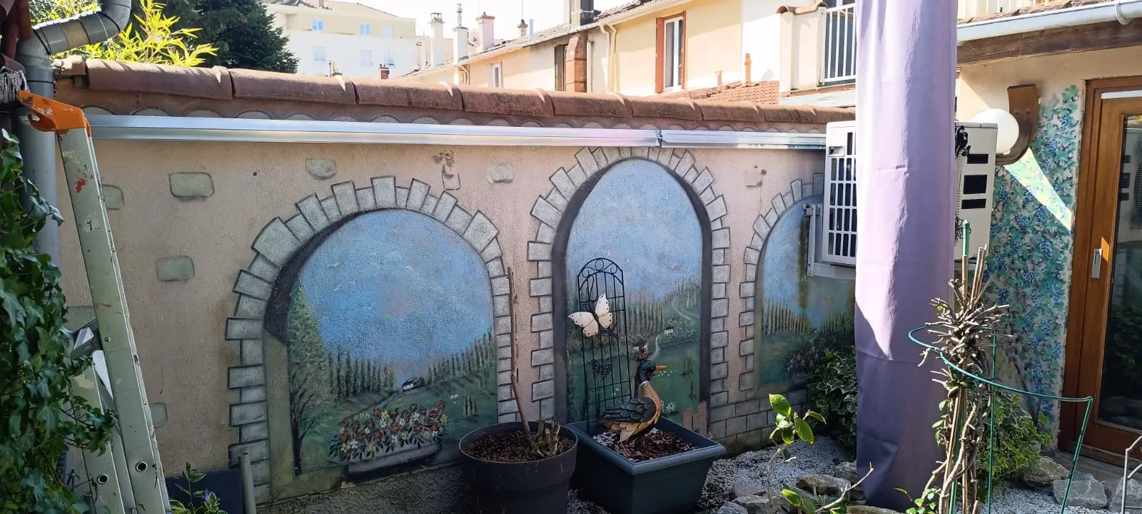 Système Rollercat installé sur mur de jardin pour éviter la fugue d’un chat