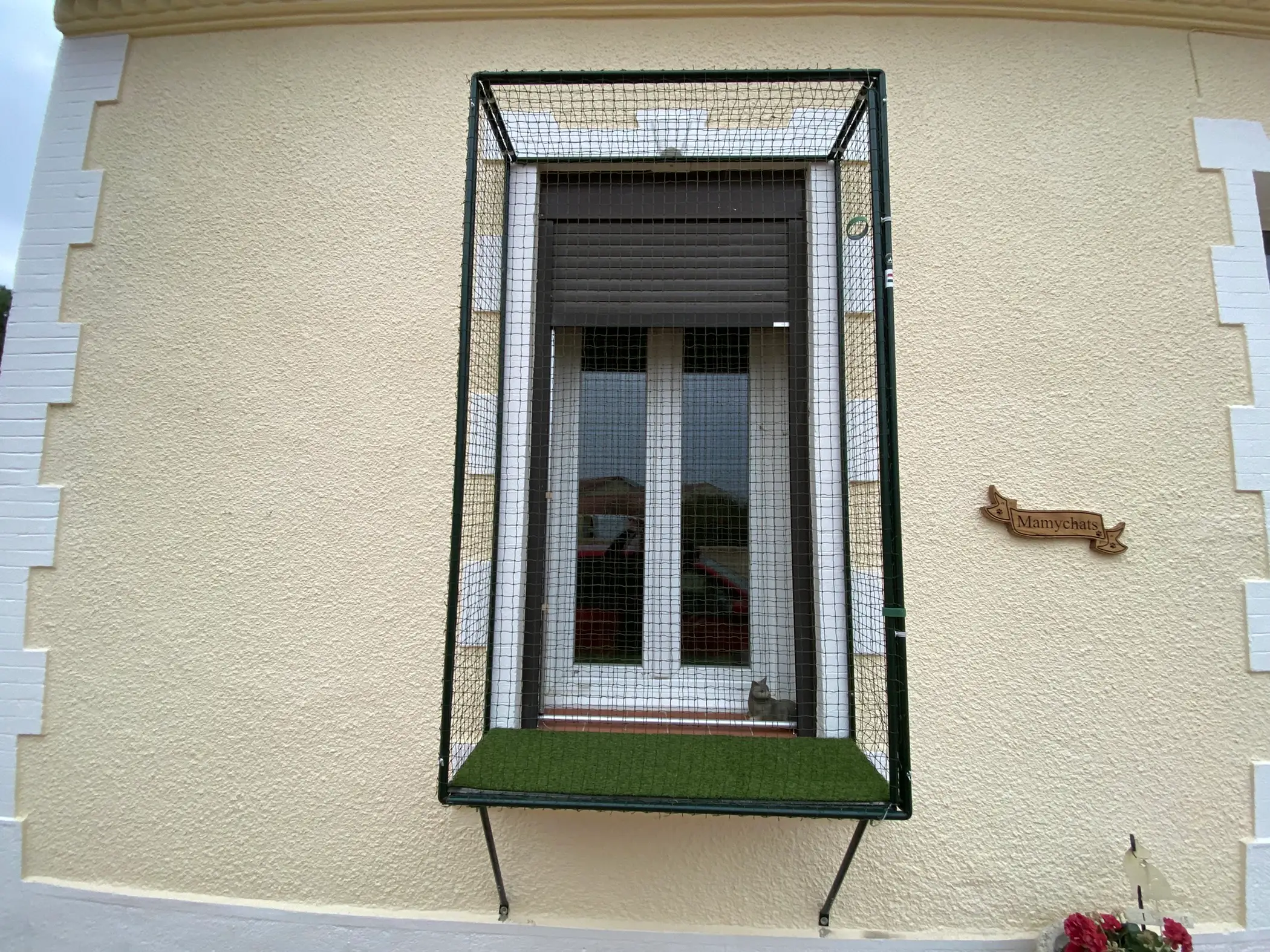 Catio de fenêtre pour chat dans une maison