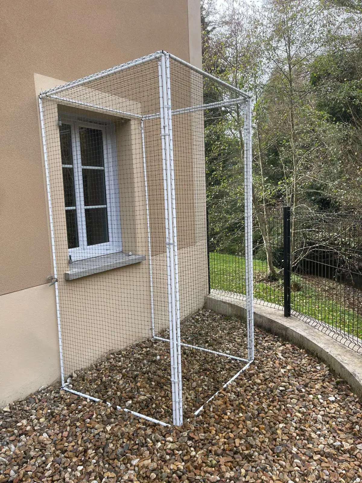 Enclos sécurisé fixé à une fenêtre pour permettre au chat de sortir