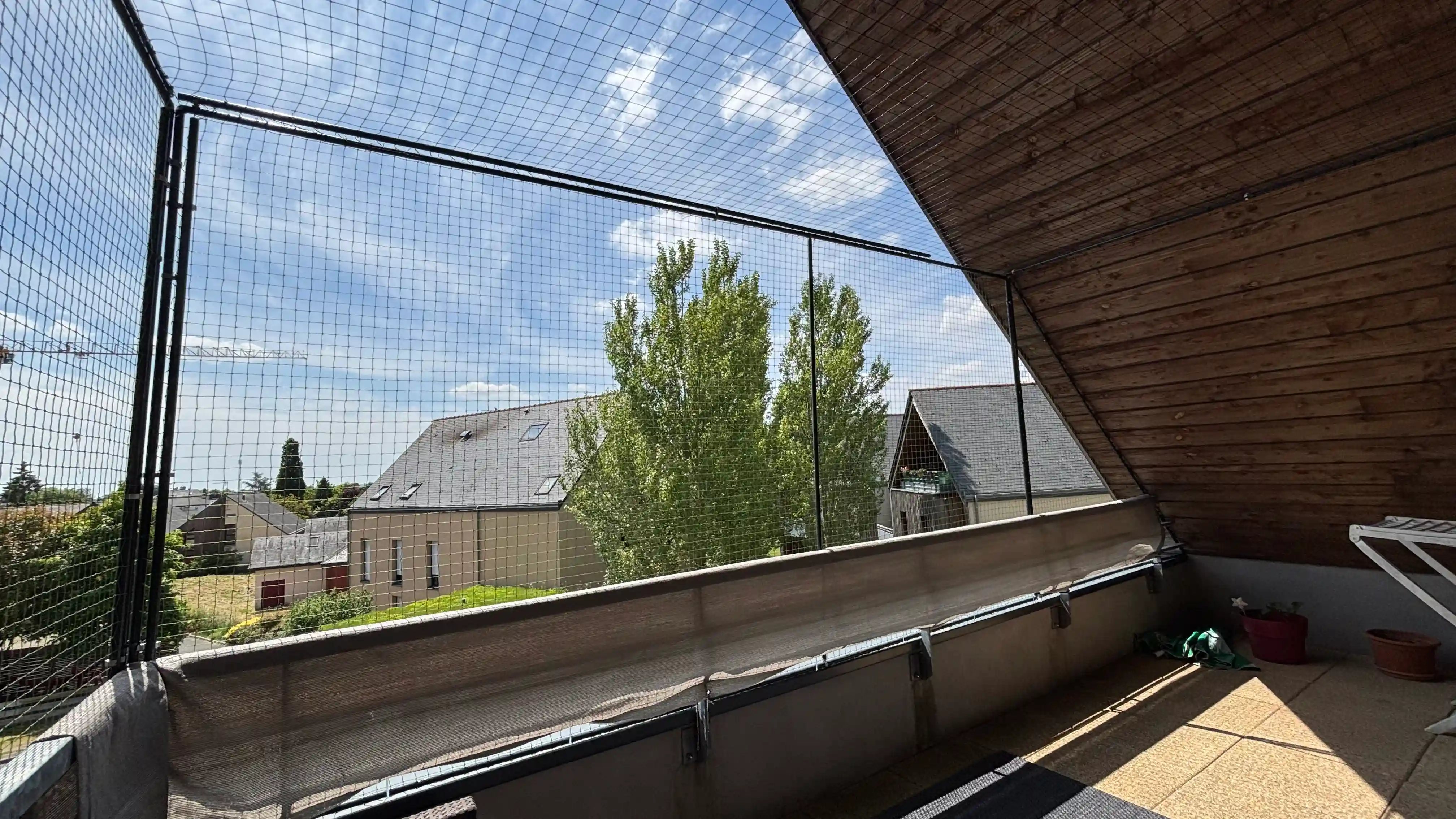 Catio installé sur un balcon permettant au chat de profiter de l’extérieur