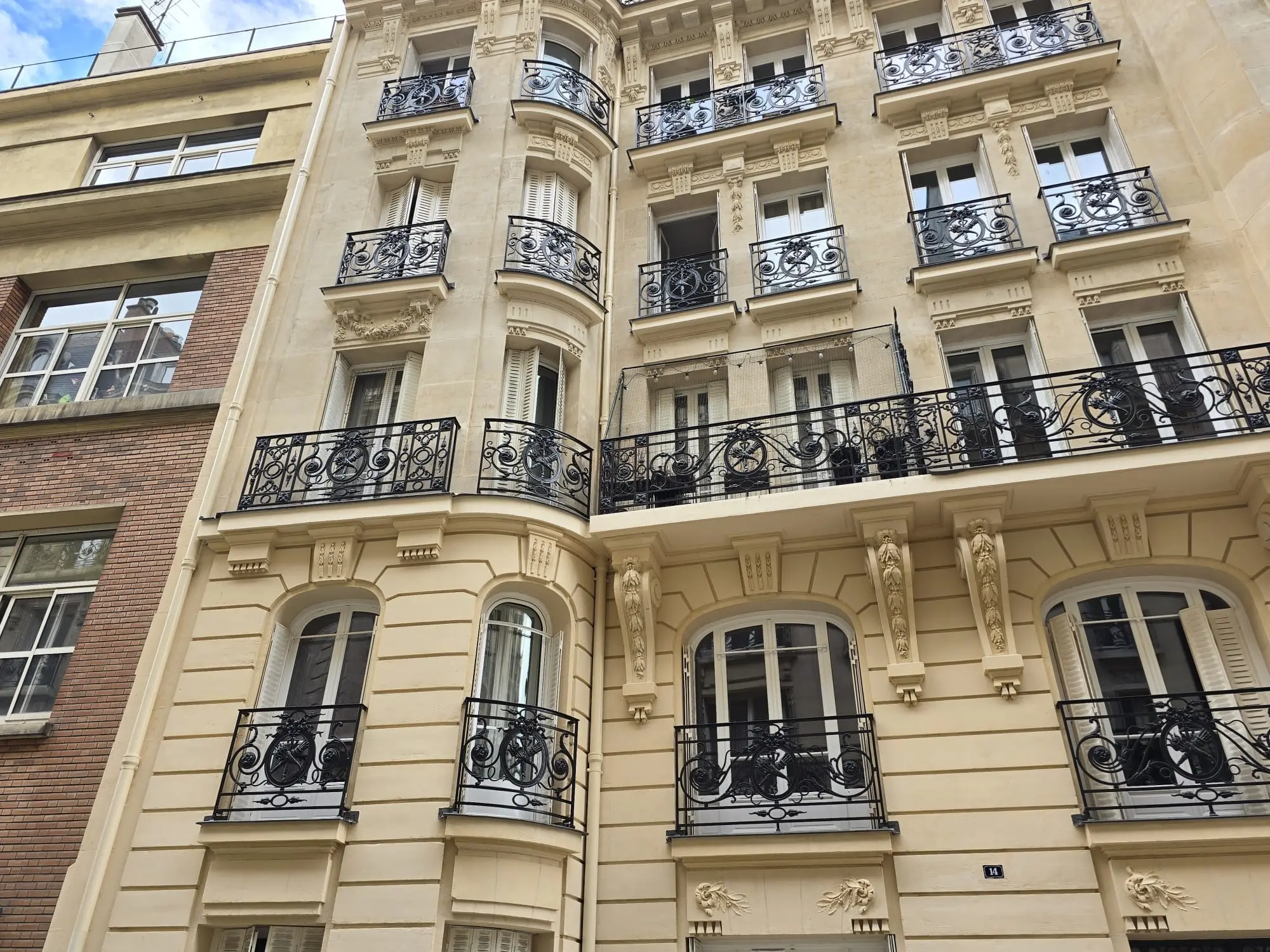 Chatterie de balcon avec cadre aluminium et filet sécurisé pour chat