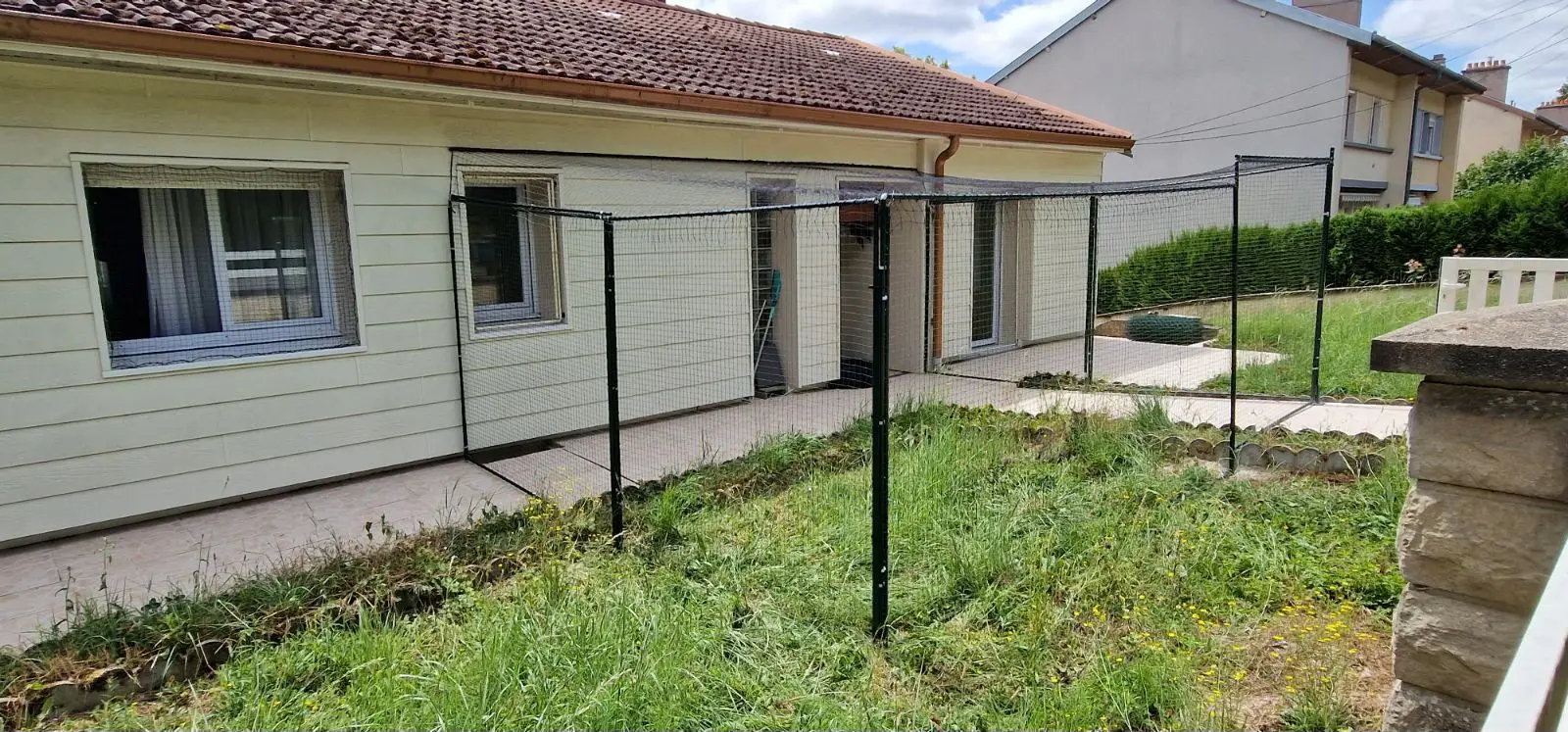 Catio de jardin avec structure et filet de protection pour chat