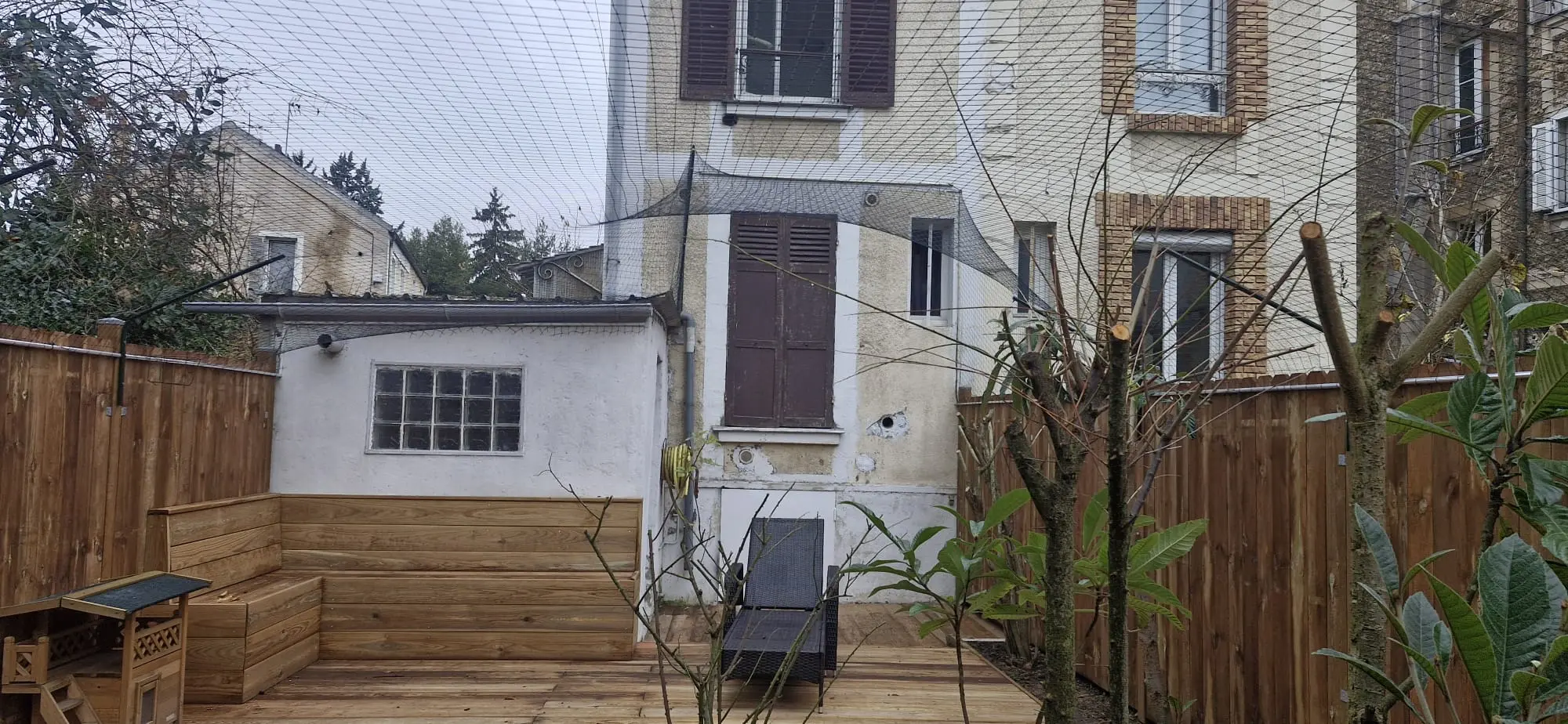 Clôture de jardin sécurisée avec filet aérien pour chat