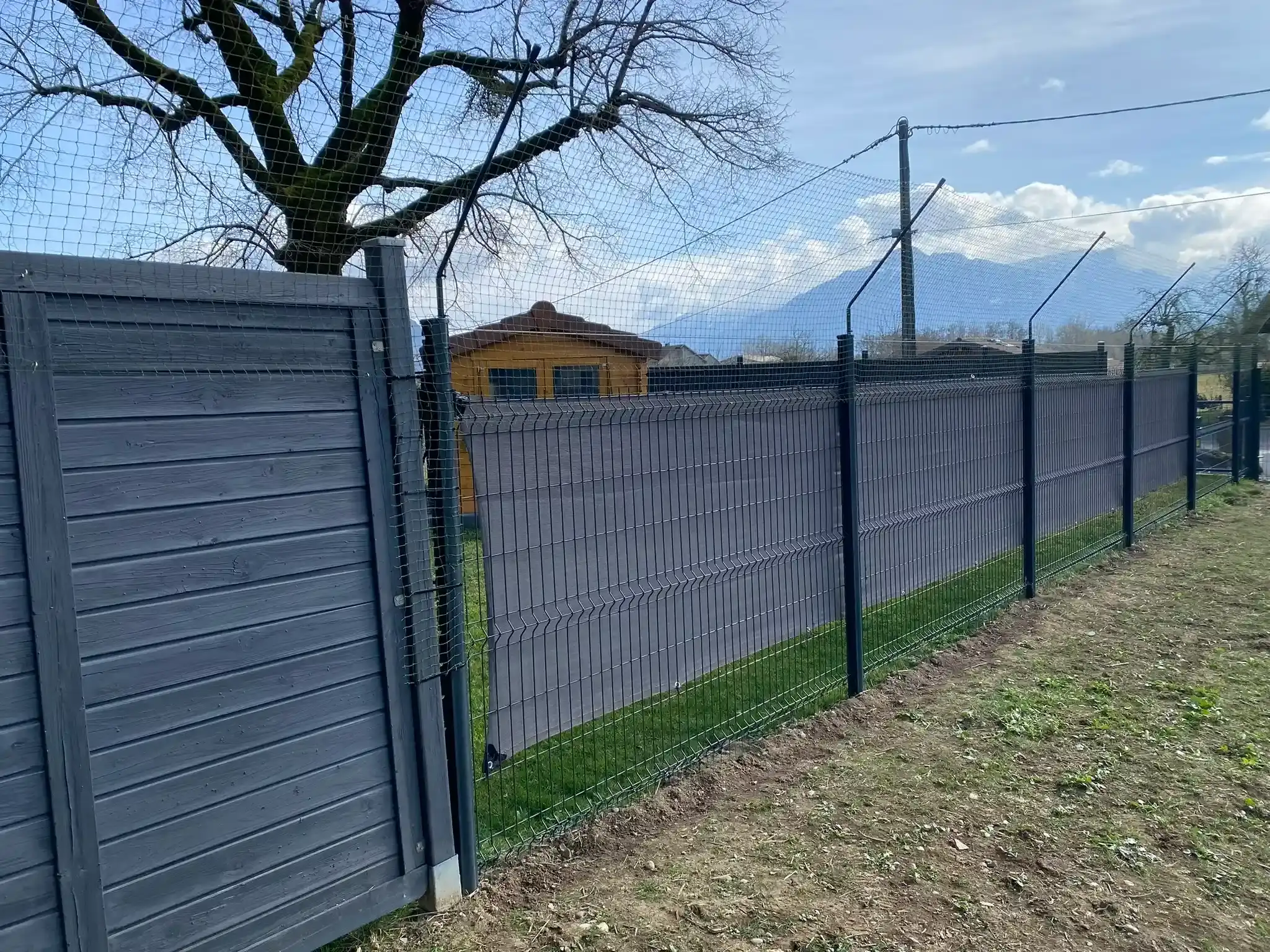 Grillage de jardin avec bavolet anti fugue pour sécuriser un chat