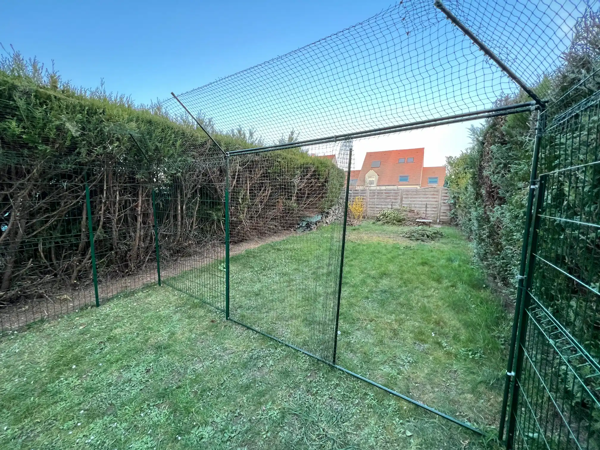 Bavolet anti fugue fixé sur une clôture grillagée pour chat