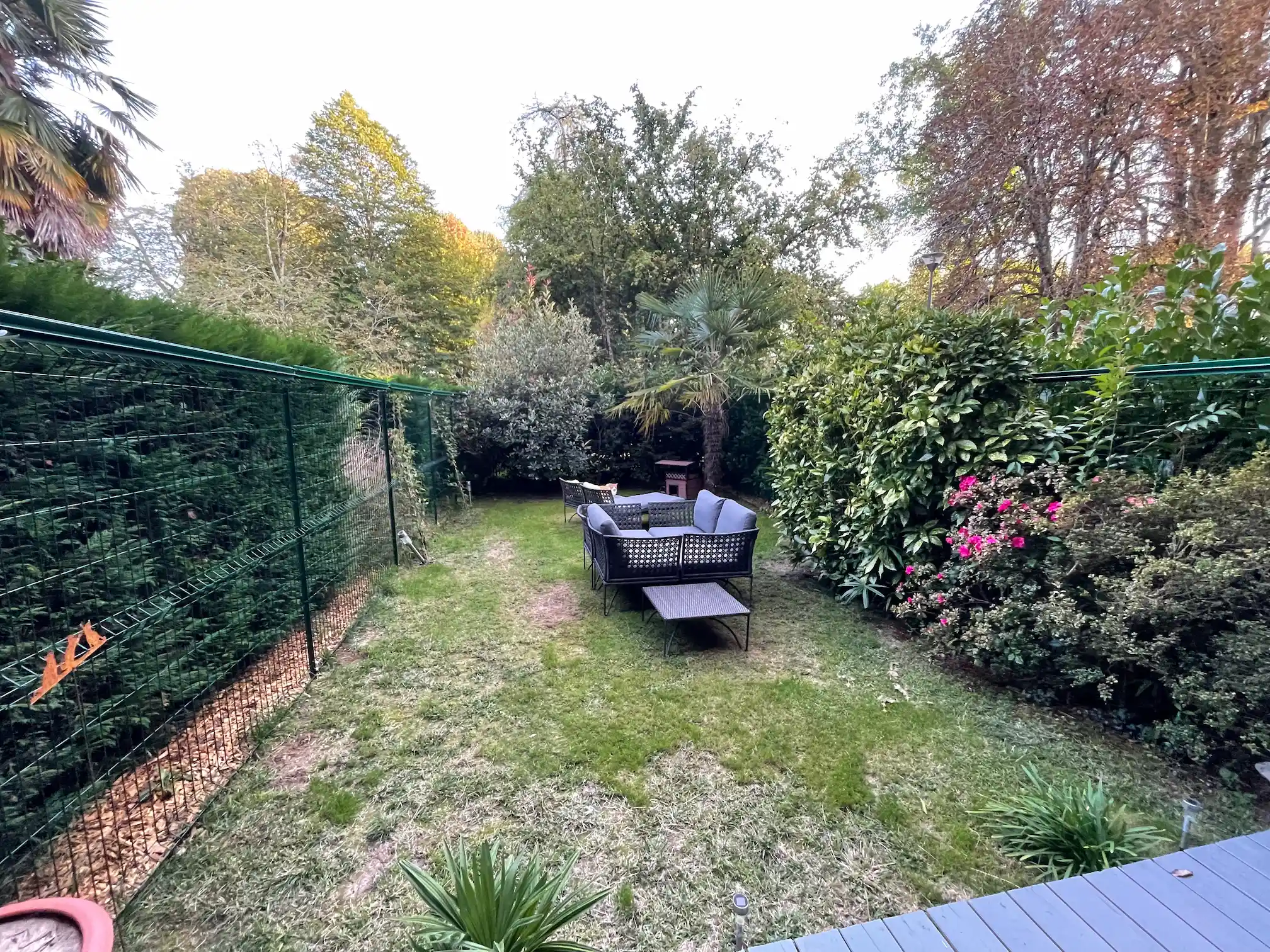 Rollercat fixé sur une clôture grillagée pour empêcher un chat de grimper